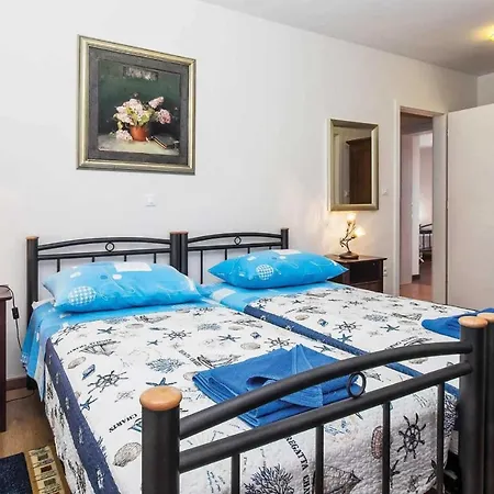 Sleeps 8 Air Con Wifi Villa