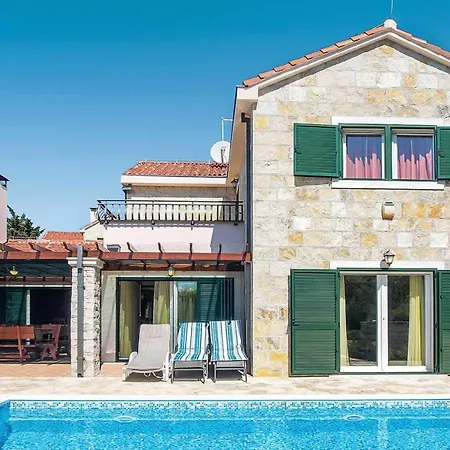 Villa Sleeps 8 Air Con Wifi Praznice