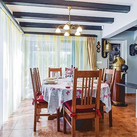 Villa Sleeps 8 Air Con Wifi