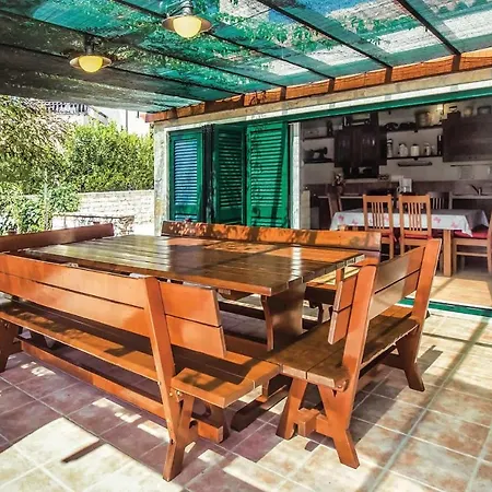 Sleeps 8 Air Con Wifi Villa