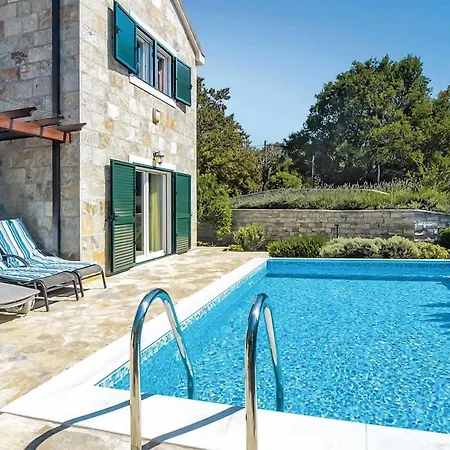 Sleeps 8 Air Con Wifi Villa *