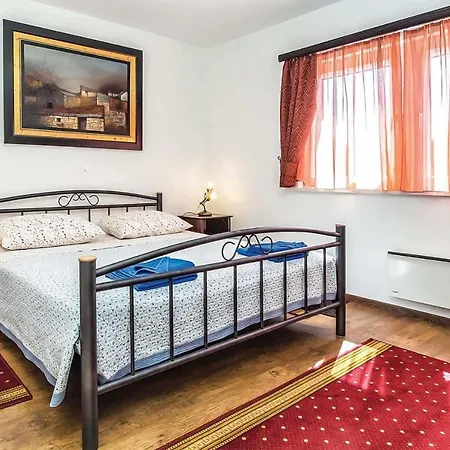 Sleeps 8 Air Con Wifi